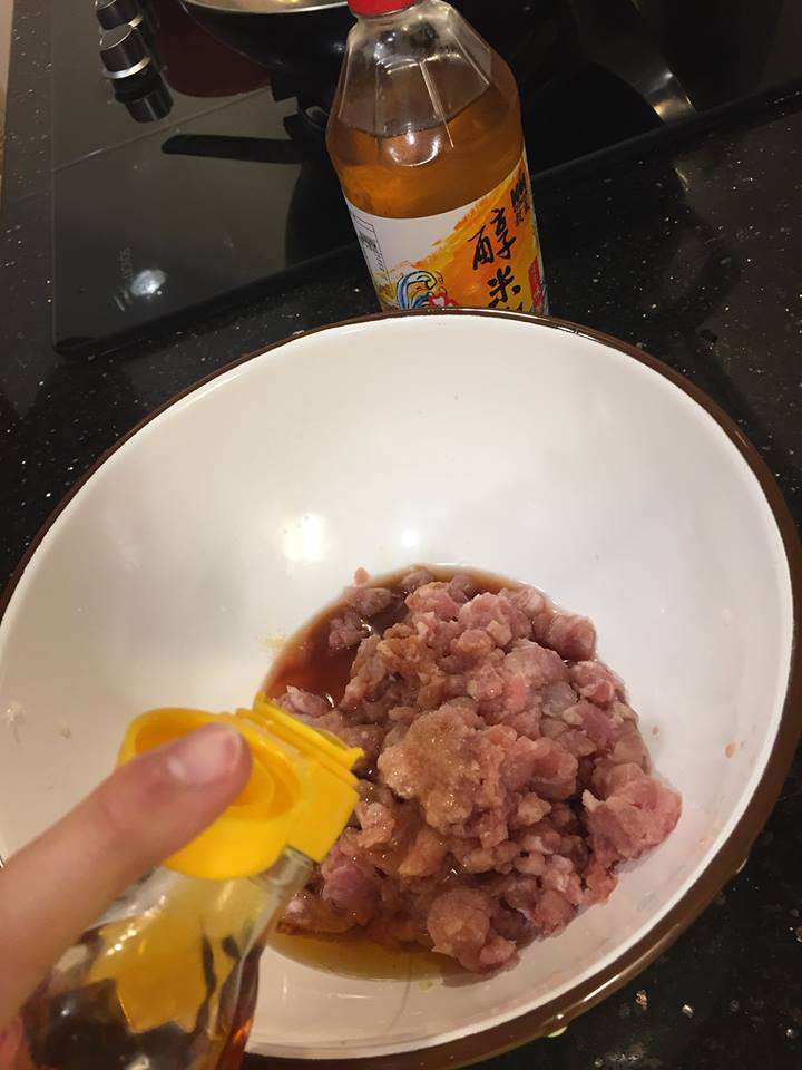 手工高丽菜猪肉水饺的加工步骤