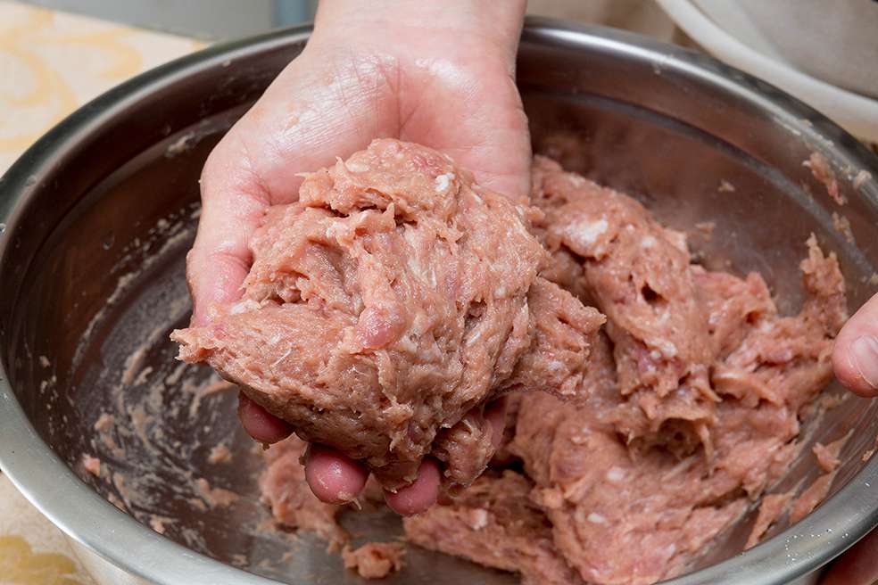 超仔细水饺包法教学_朴活猪肉芹菜饺的加工步骤