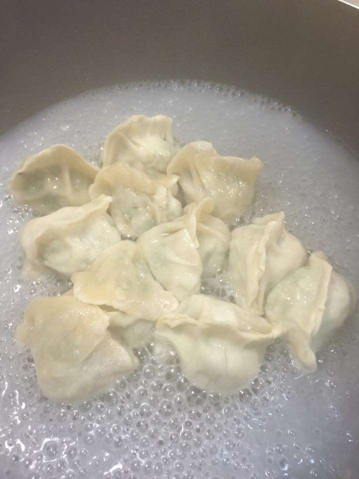 水饺变身酥脆锅贴的加工步骤