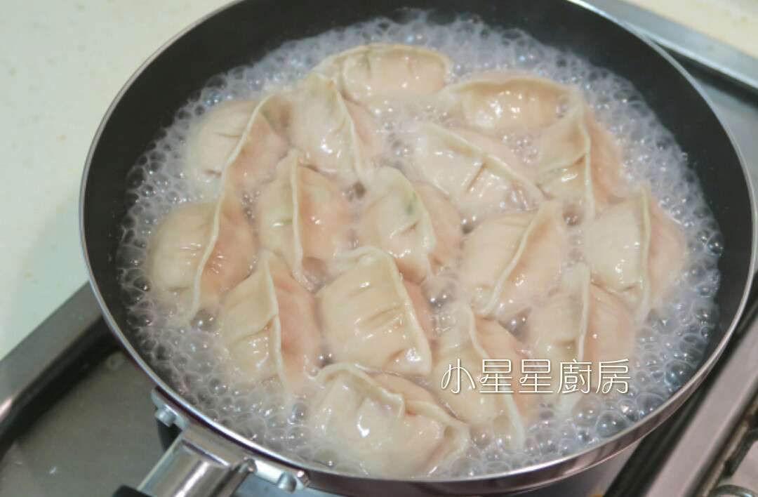 用冷冻水饺做美味煎饺和水煮饺子的加工步骤