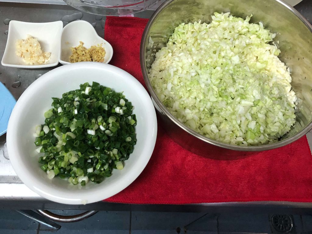 高丽菜水饺🥟内馅的加工步骤