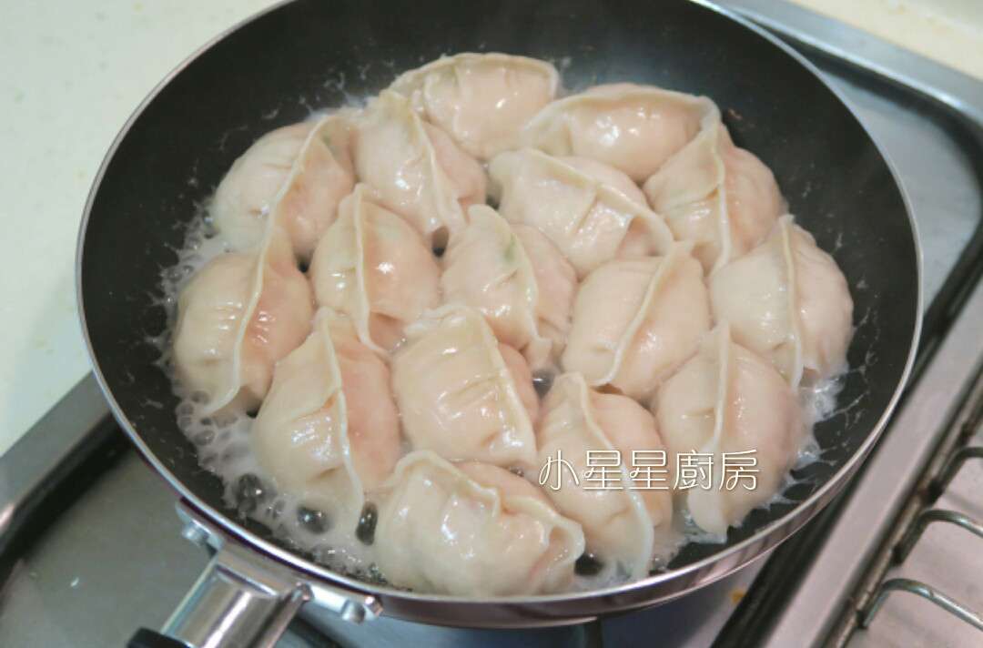 用冷冻水饺做美味煎饺和水煮饺子的加工步骤