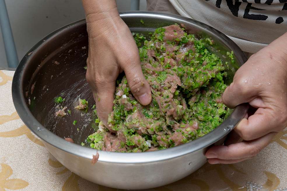 超仔细水饺包法教学_朴活猪肉芹菜饺的加工步骤