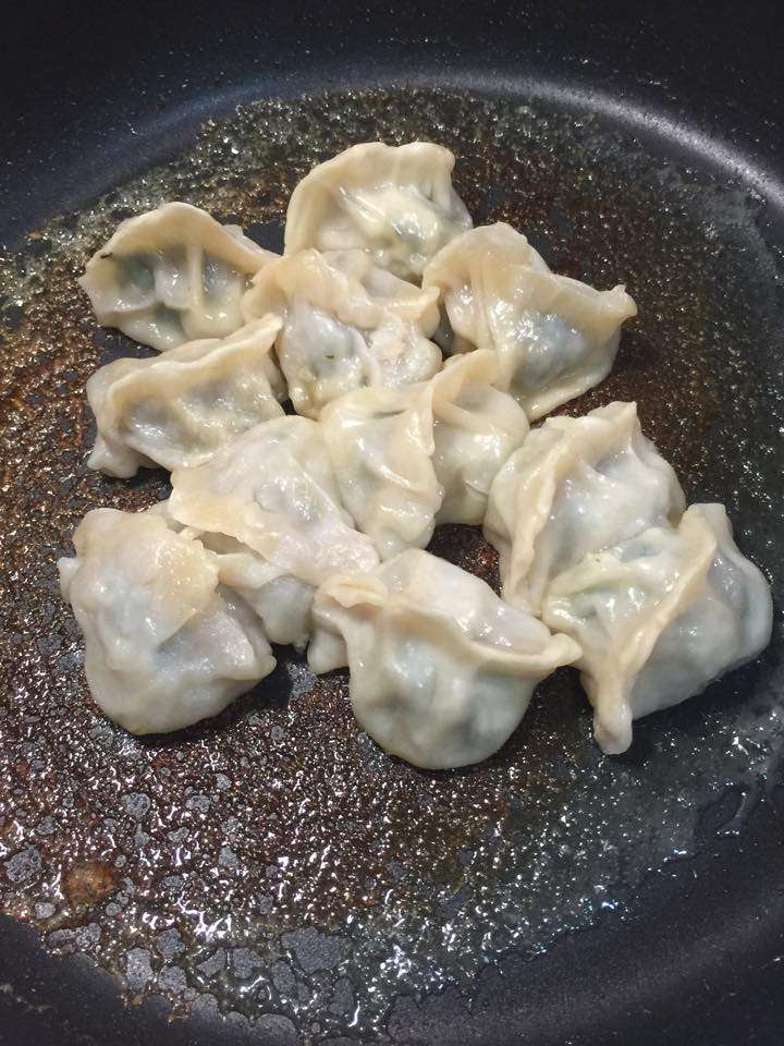 水饺变身酥脆锅贴的加工步骤