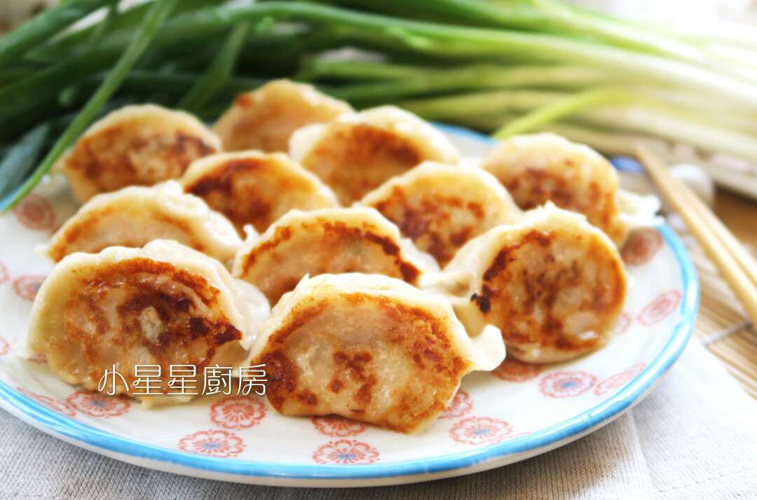 用冷冻水饺做美味煎饺和水煮饺子的加工步骤