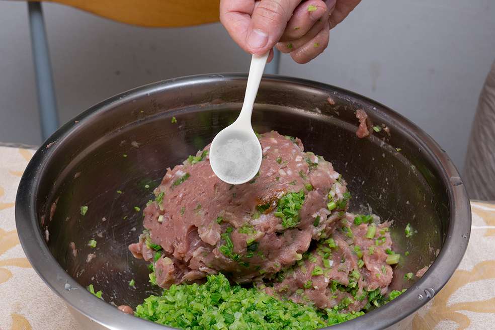 超仔细水饺包法教学_朴活猪肉芹菜饺的加工步骤