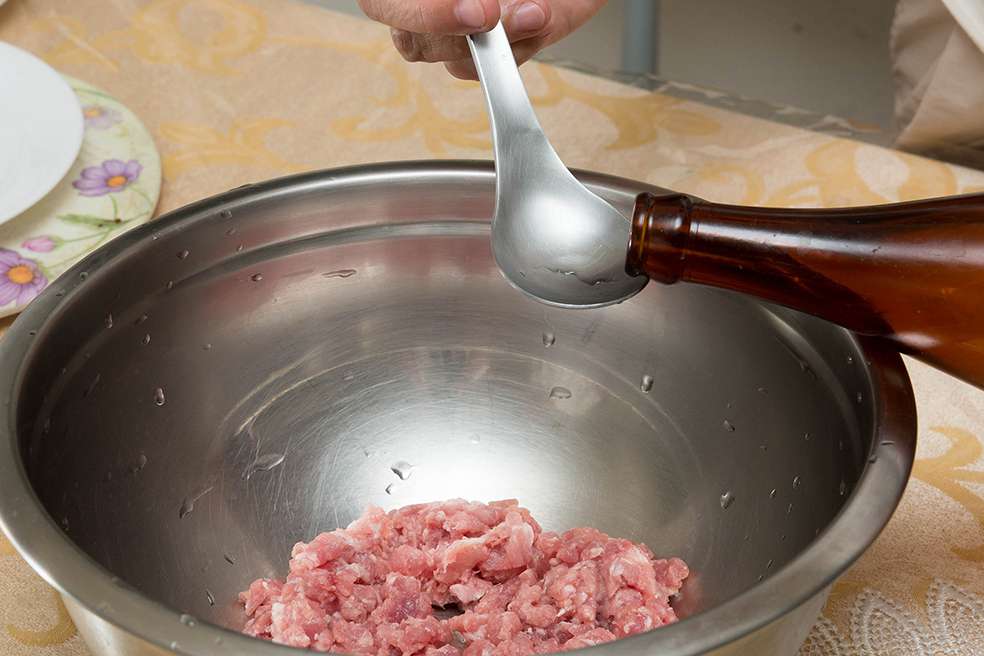 超仔细水饺包法教学_朴活猪肉芹菜饺的加工步骤