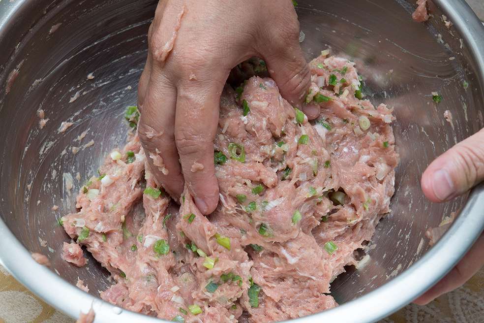 超仔细水饺包法教学_朴活猪肉芹菜饺的加工步骤