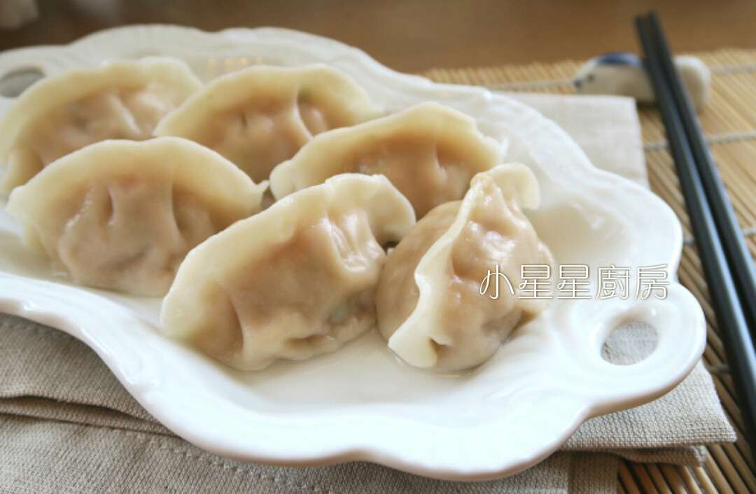 用冷冻水饺做美味煎饺和水煮饺子的加工步骤