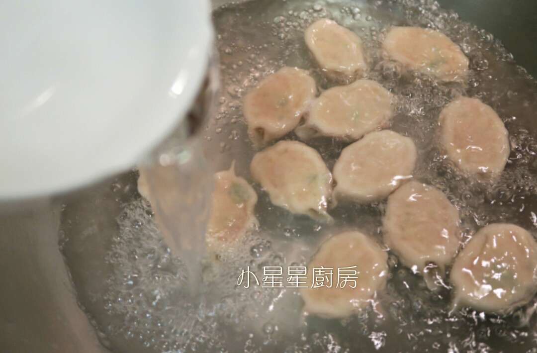 用冷冻水饺做美味煎饺和水煮饺子的加工步骤