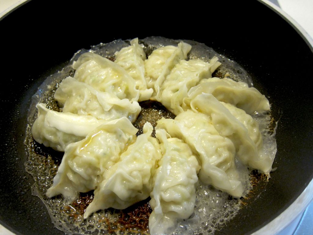 皮超脆日式煎饺(使用冷冻水饺)的加工步骤