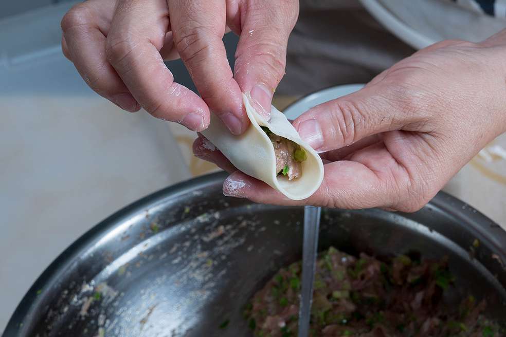 超仔细水饺包法教学_朴活猪肉芹菜饺的加工步骤