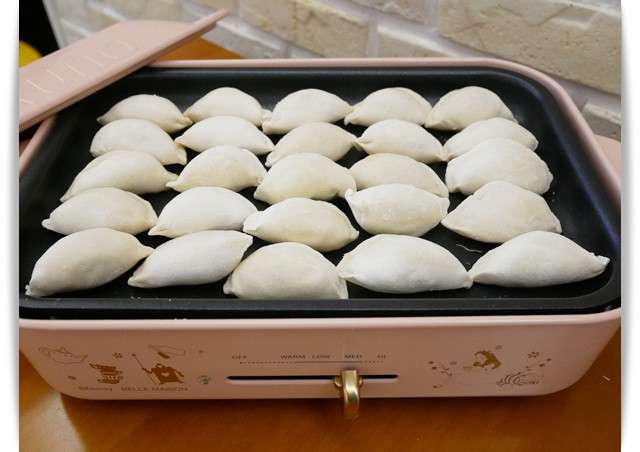 电烤盘「煎饺」免开火也一样恰恰好吃 ♪的加工步骤