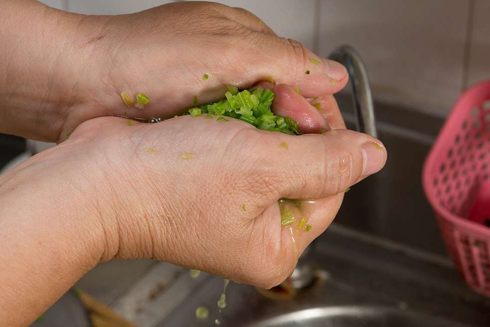 超仔细水饺包法教学_朴活猪肉芹菜饺的加工步骤