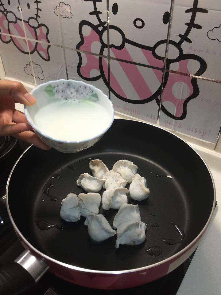 水饺变身酥脆锅贴的加工步骤