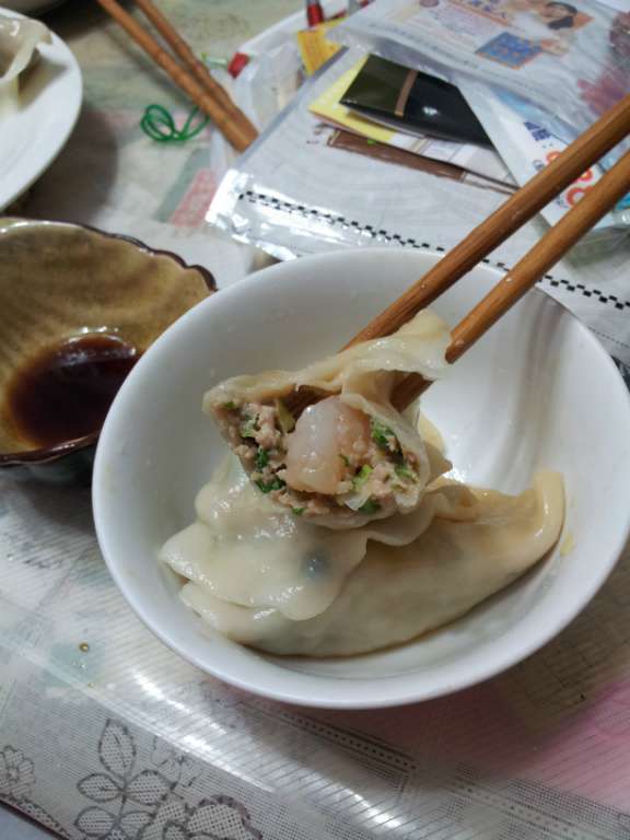 芹菜猪肉虾仁水饺和高丽菜芋头素水饺的加工步骤