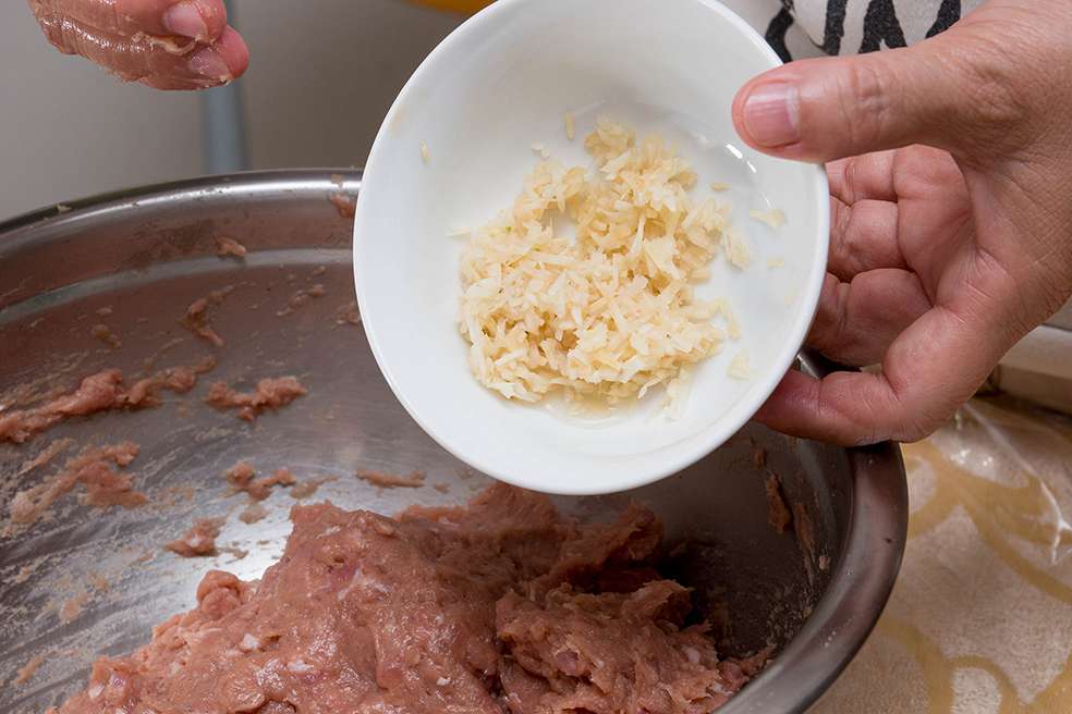 超仔细水饺包法教学_朴活猪肉芹菜饺的加工步骤