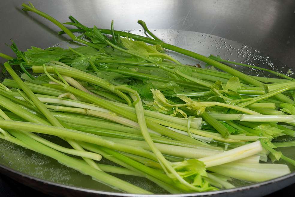 超仔细水饺包法教学_朴活猪肉芹菜饺的加工步骤