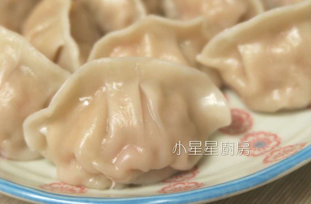 用冷冻水饺做美味煎饺和水煮饺子的加工步骤