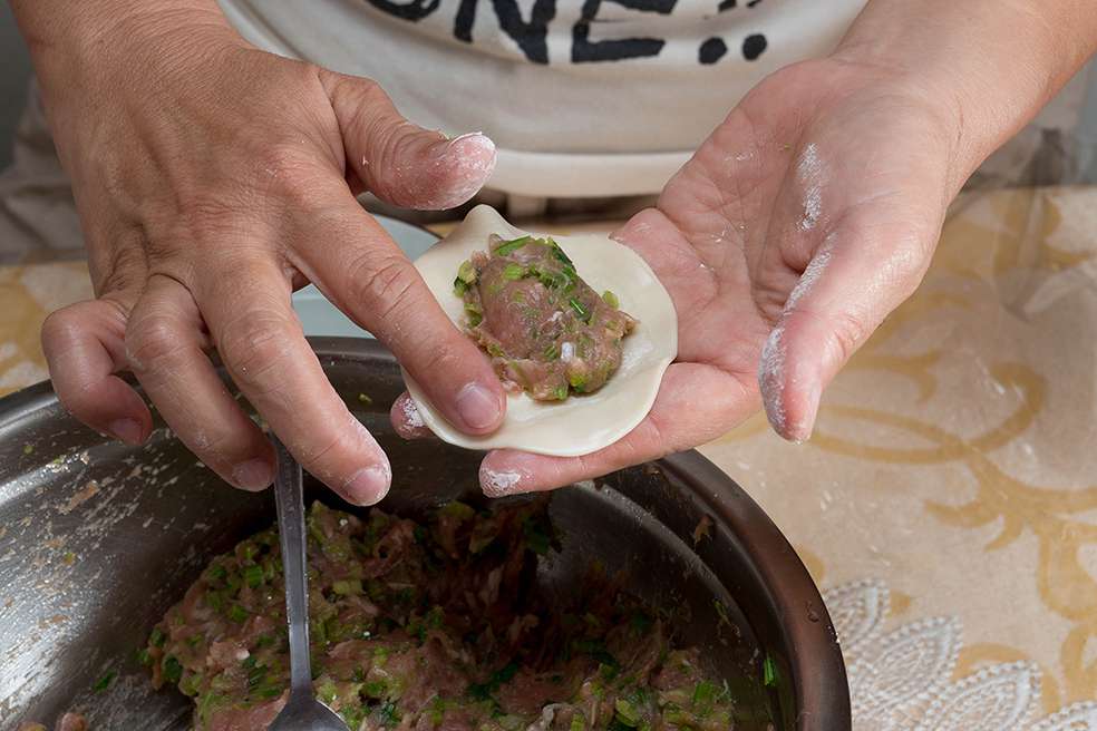 超仔细水饺包法教学_朴活猪肉芹菜饺的加工步骤