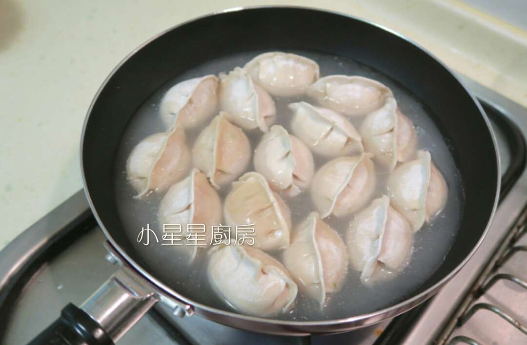 用冷冻水饺做美味煎饺和水煮饺子的加工步骤