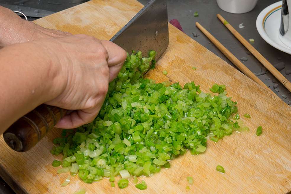 超仔细水饺包法教学_朴活猪肉芹菜饺的加工步骤