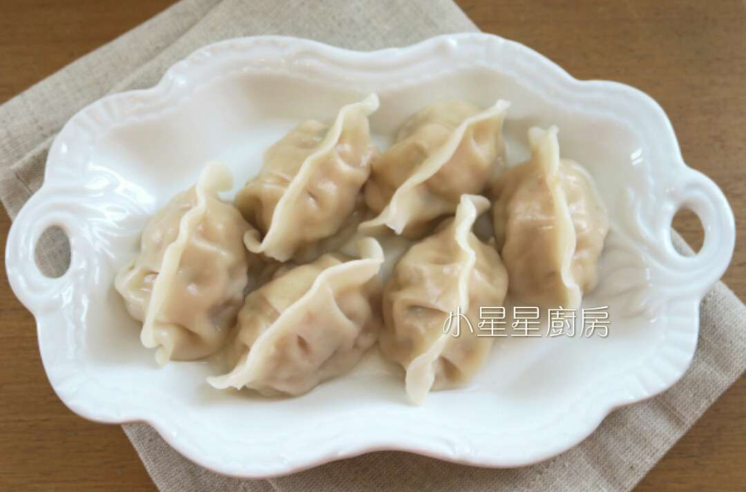 用冷冻水饺做美味煎饺和水煮饺子的加工步骤