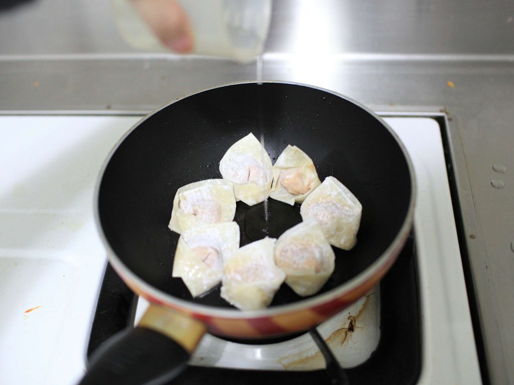 幼儿食谱【煎馄饨】(南瓜猪肉口味)的加工步骤