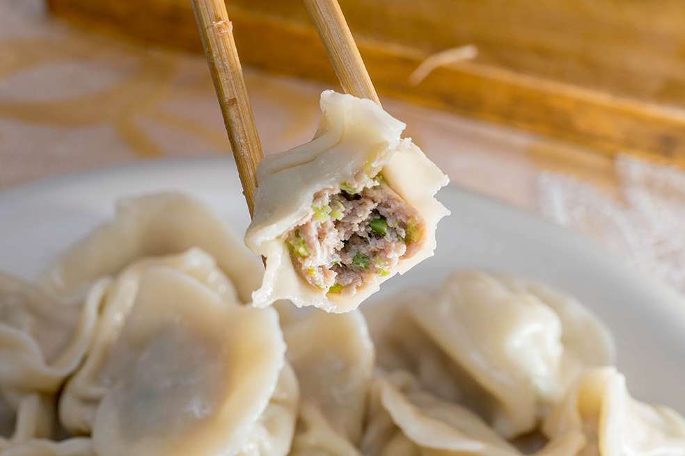 超仔细水饺包法教学_朴活猪肉芹菜饺的加工步骤