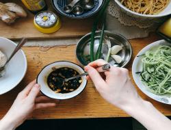 「鲜香爽口」芝麻酱鸡丝凉面