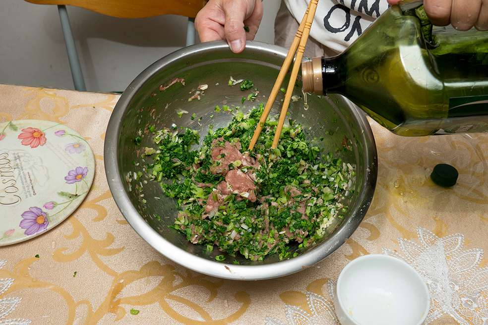 两种无敌包馄饨手法详细图说_菜肉大馄饨的加工步骤