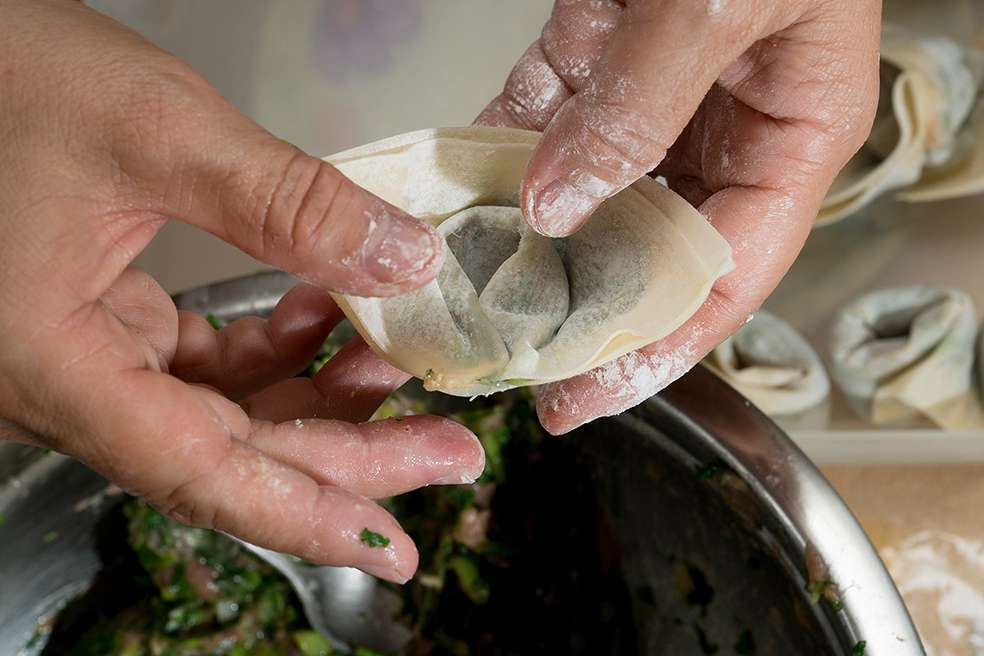 两种无敌包馄饨手法详细图说_菜肉大馄饨的加工步骤