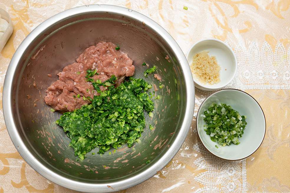 两种无敌包馄饨手法详细图说_菜肉大馄饨的加工步骤