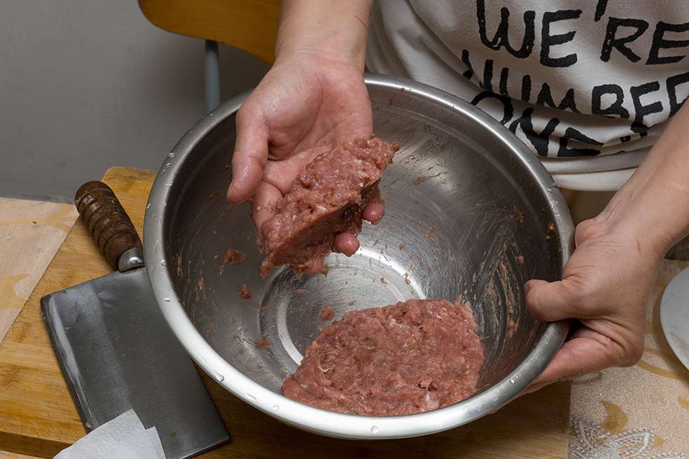 两种无敌包馄饨手法详细图说_菜肉大馄饨的加工步骤