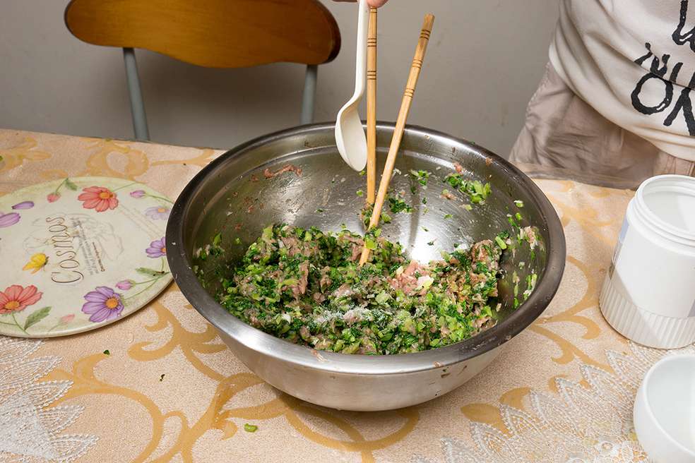 两种无敌包馄饨手法详细图说_菜肉大馄饨的加工步骤