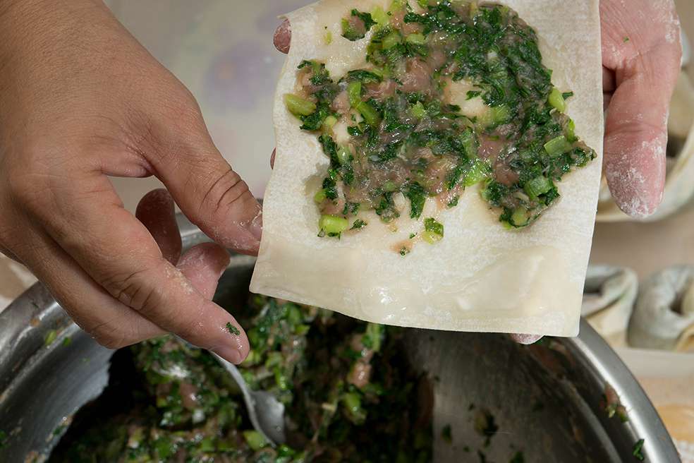 两种无敌包馄饨手法详细图说_菜肉大馄饨的加工步骤