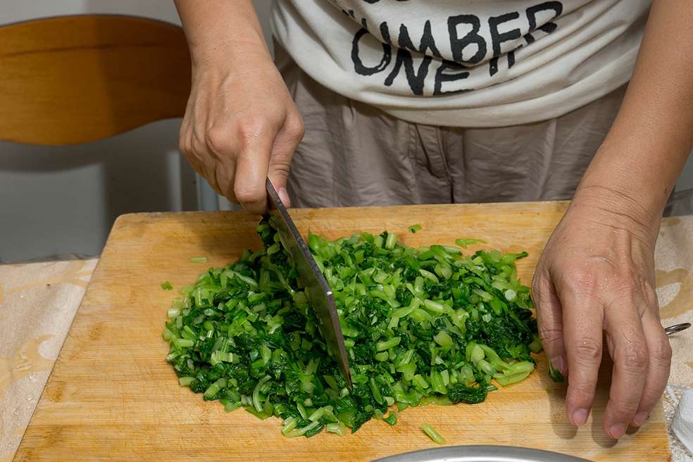 两种无敌包馄饨手法详细图说_菜肉大馄饨的加工步骤