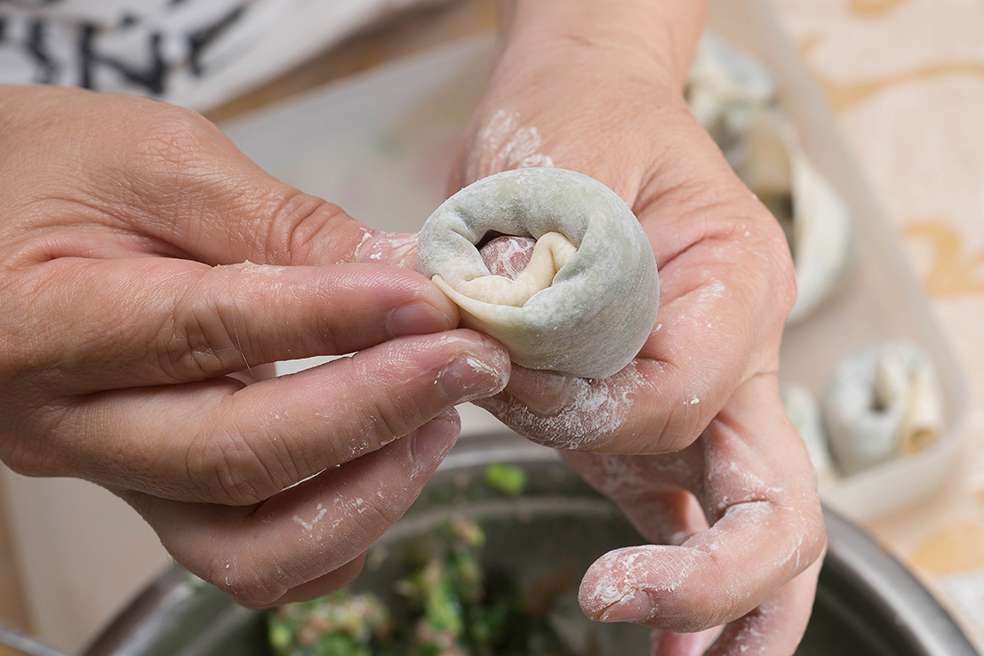 两种无敌包馄饨手法详细图说_菜肉大馄饨的加工步骤