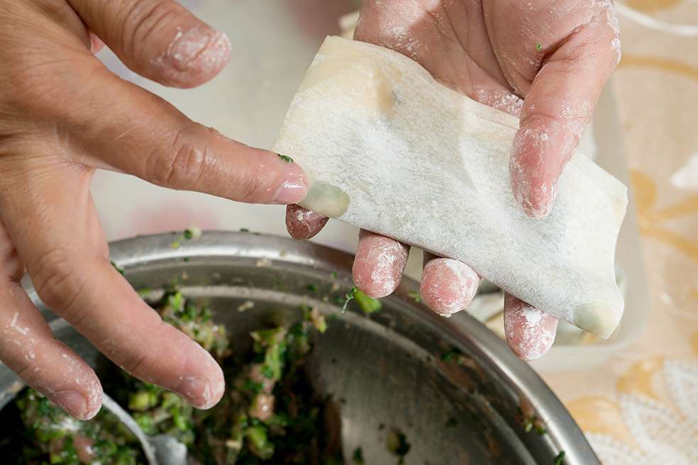 两种无敌包馄饨手法详细图说_菜肉大馄饨的加工步骤