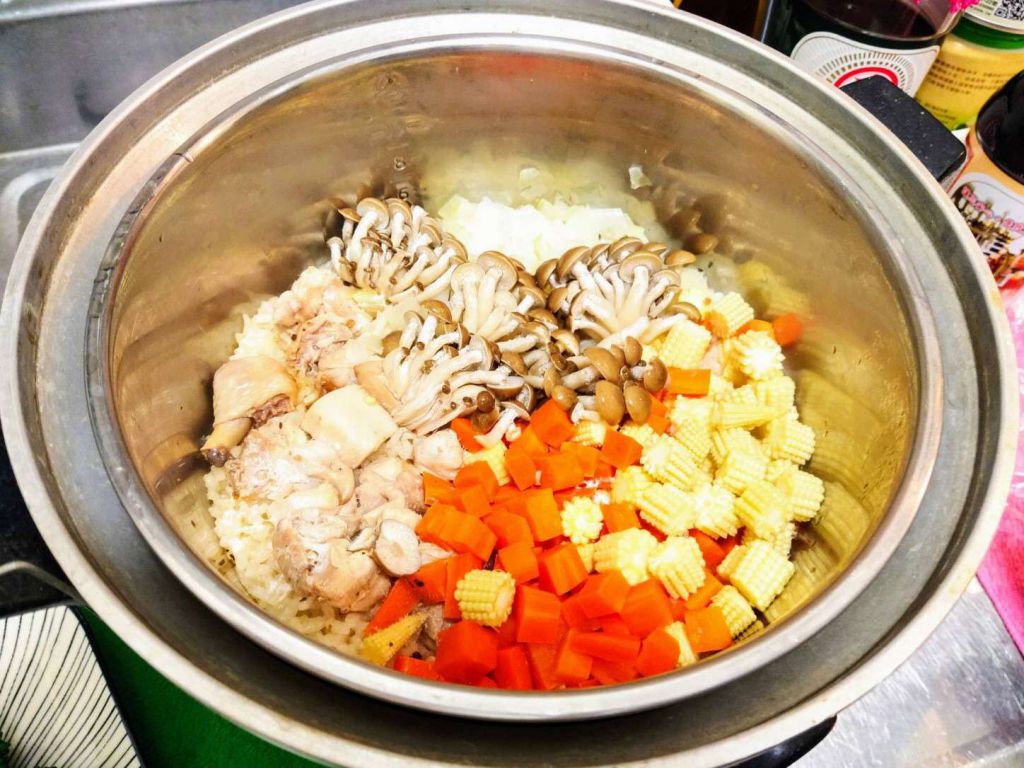 一锅到底奶油鸡腿肉饭的加工步骤