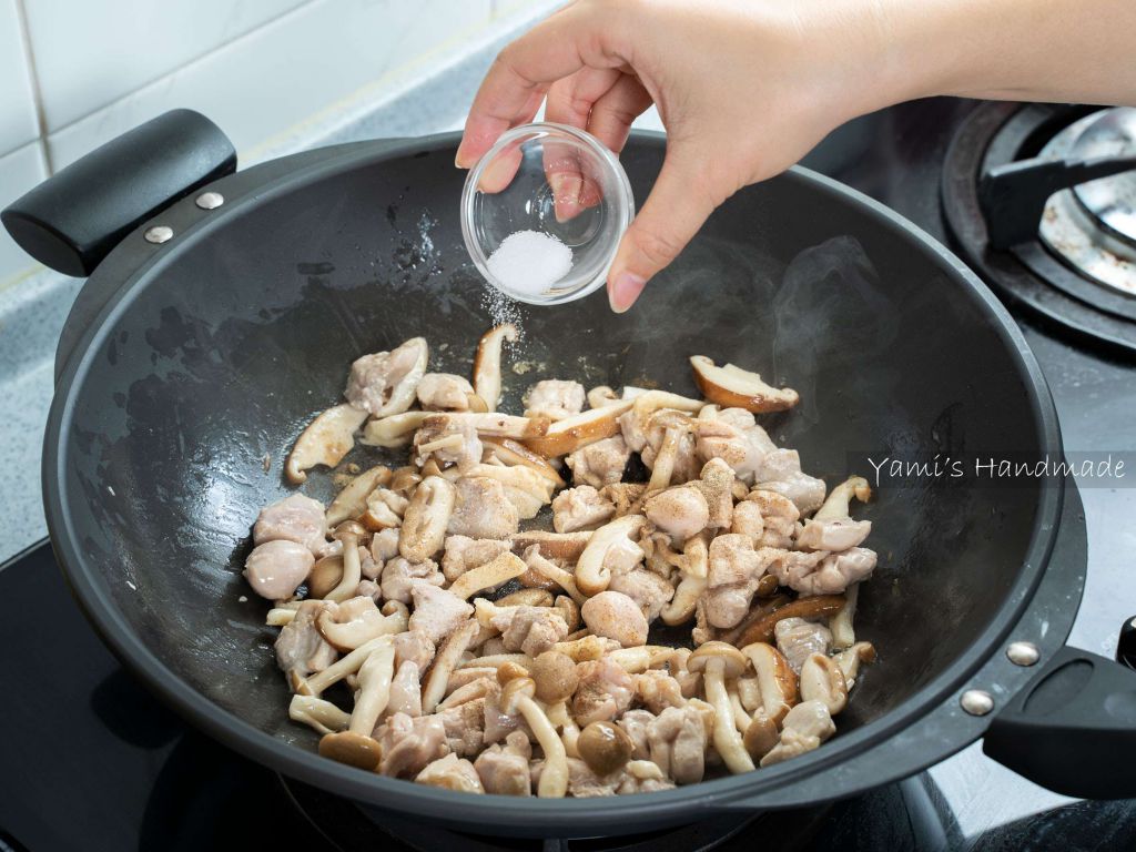 栗子鲜菇鸡肉炊饭的加工步骤