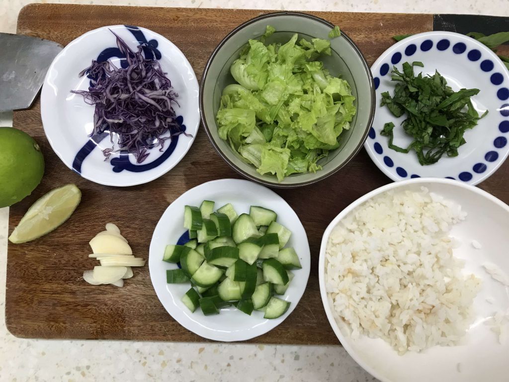 酥脆蒜片沙拉饭佐太阳蛋的加工步骤