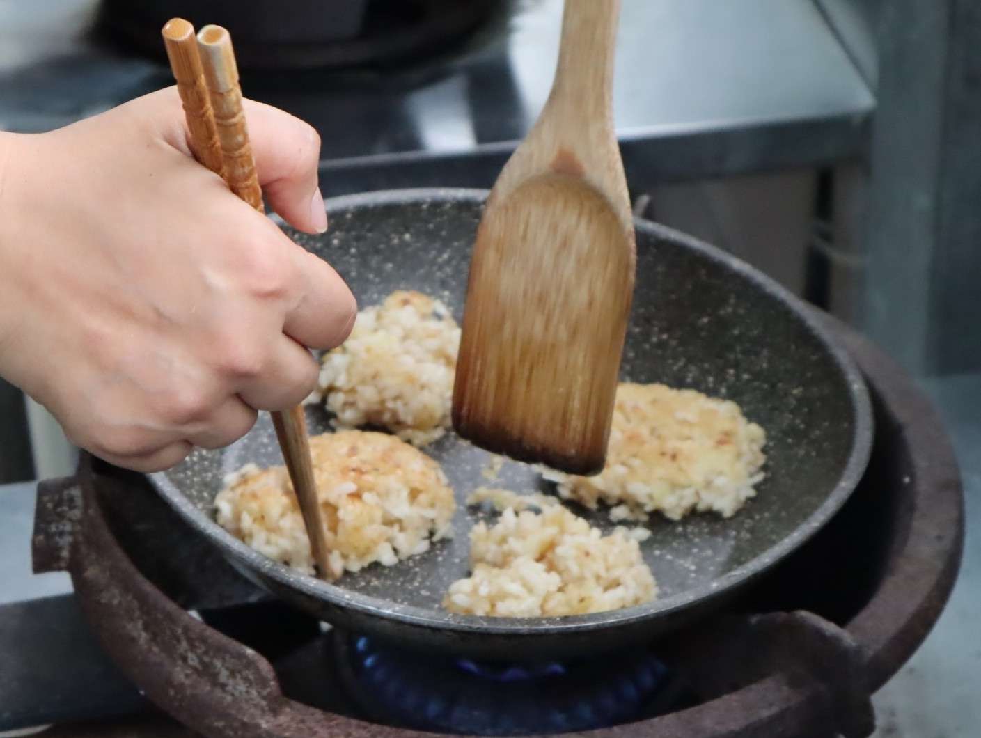 苦茶油锅巴饭的加工步骤