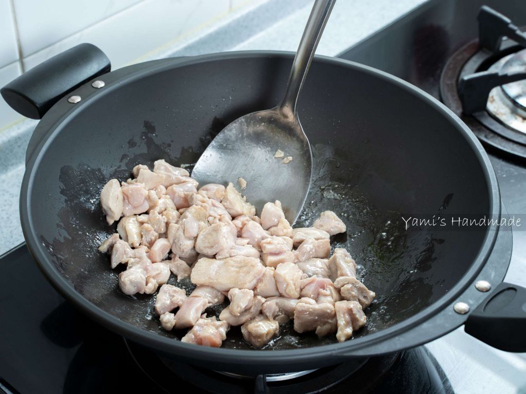 栗子鲜菇鸡肉炊饭的加工步骤