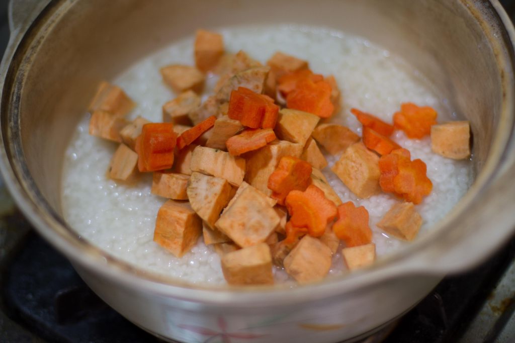 【桃子♥宝宝副食品】滴鸡精地瓜粥的加工步骤