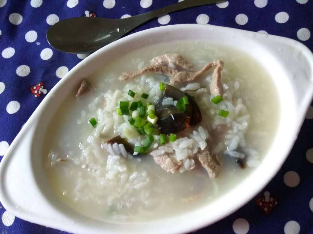 夜市美食─5分钟上菜─简易皮蛋瘦肉粥的加工步骤