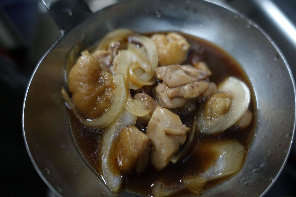 轻松做~亲子丼.味噌蛤蛎豆腐汤的加工步骤