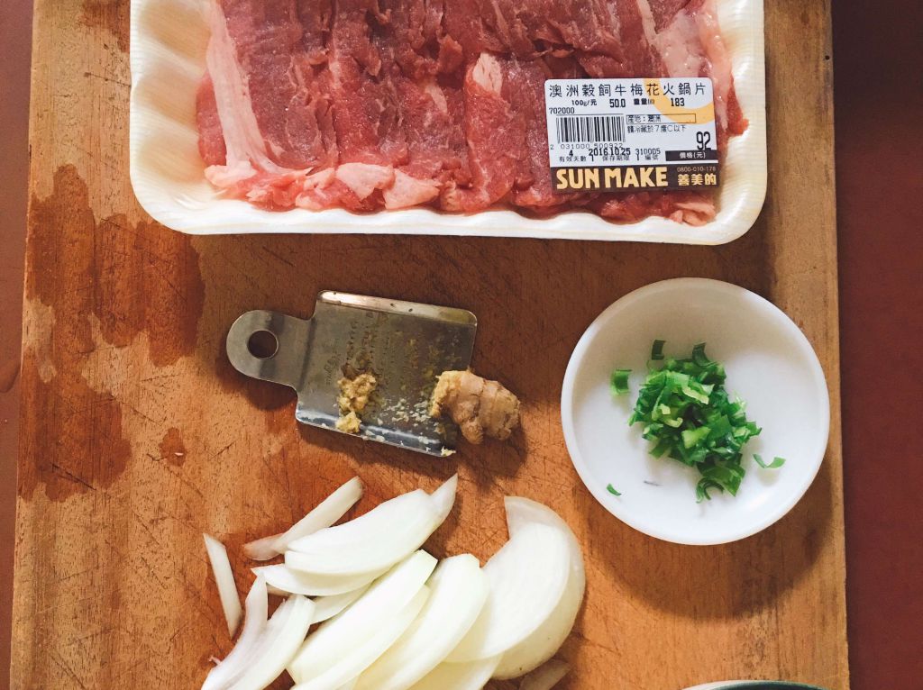 扒饭。牛丼的加工步骤