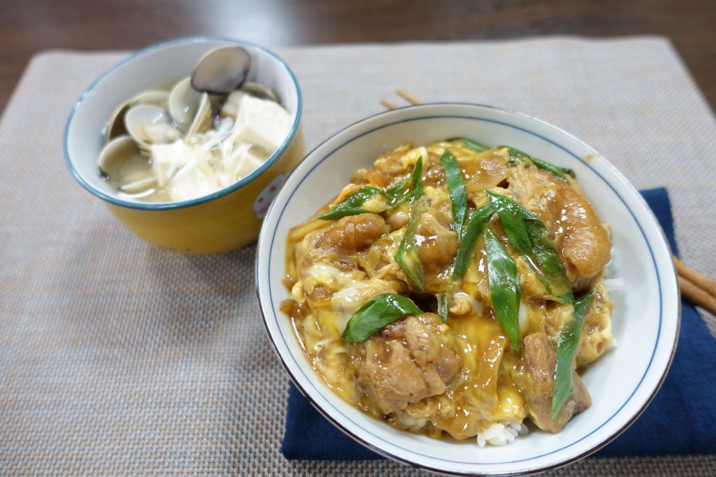 轻松做~亲子丼.味噌蛤蛎豆腐汤的加工步骤