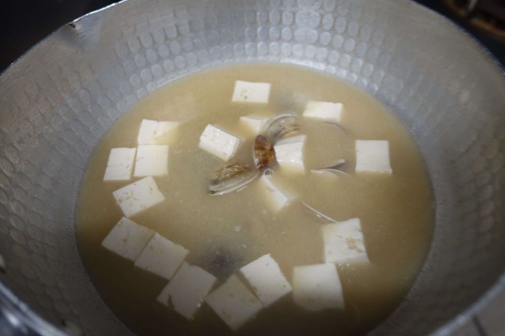 轻松做~亲子丼.味噌蛤蛎豆腐汤的加工步骤